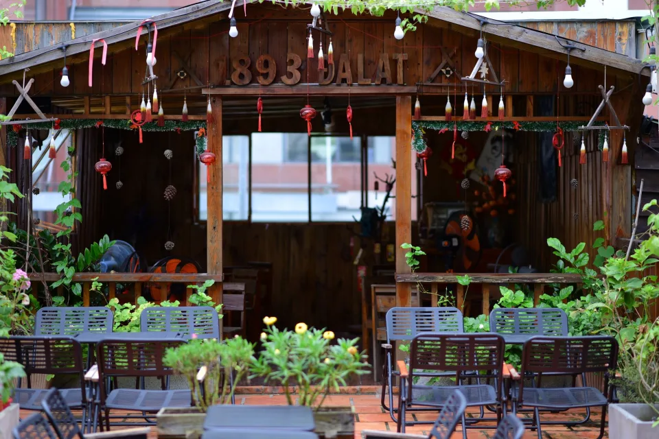 Sân chung nhiều cây